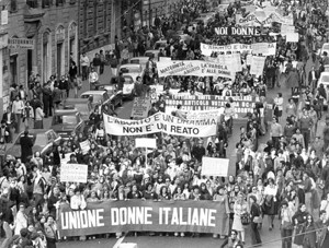 3 aprile 1976 – Manifestazione per l’aborto. Corteo dell’UDI che poi confluirà con quello femminista